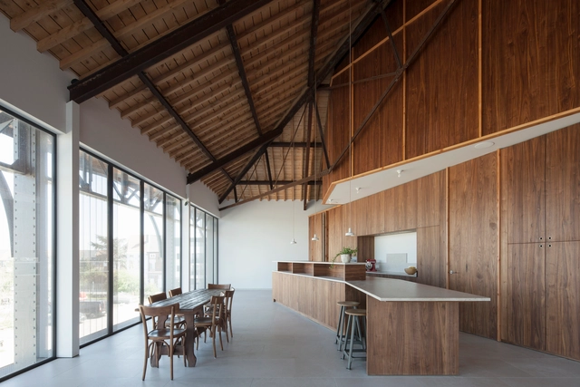 钢木并济，E&L Loft 公寓 / ALT Architectuur - 室内图, 独立住宅, 厨房, 椅子