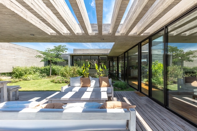 Pergolado de concreto: 10 casas que exploram luz e sombra na Argentina - Imagem de Destaque