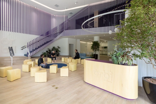 Orbi Academy / Dobra Arquitetura + Lucas Durães - Fotografia de Interiores, Aprendizagem, Escada, Fachada, Corrimão, Iluminação, Mesa, Cadeira