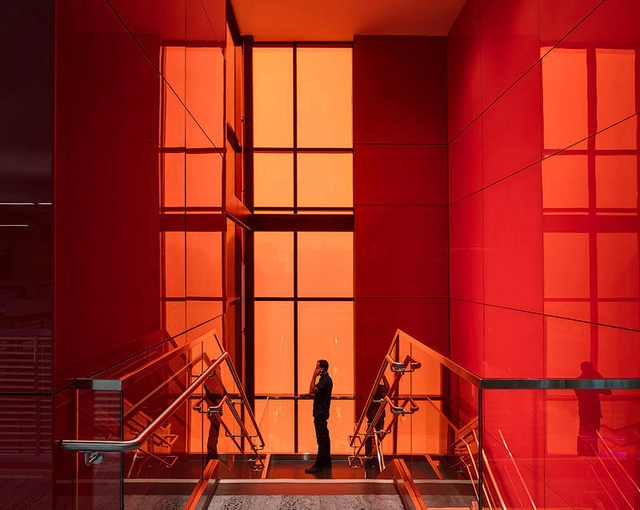 6 Projetos de interiores que transformam a experiência espacial com vidros coloridos - Imagem de Destaque