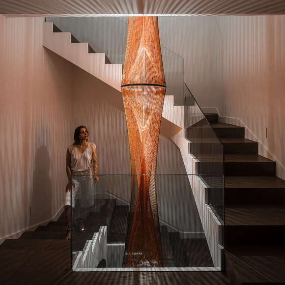 Arte en la arquitectura: Flame, iluminando la escalera de una casa por Inés Esnal - Imagen Principal