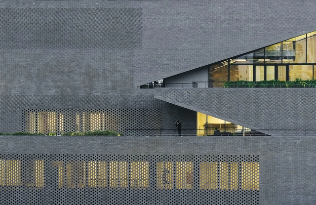 Más allá del rojo: Arquitectura con ladrillos grises y negros - Imagen Principal