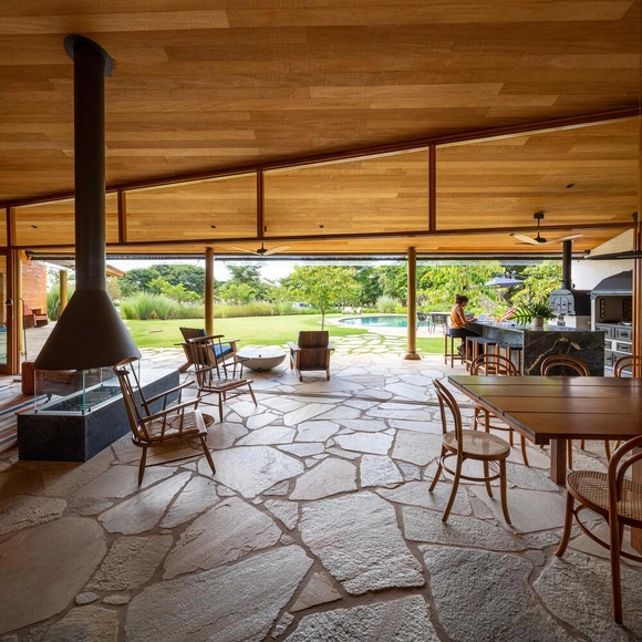 Casas Brasileiras: 10 projetos com pisos de pedras rústicas - Imagem de Destaque