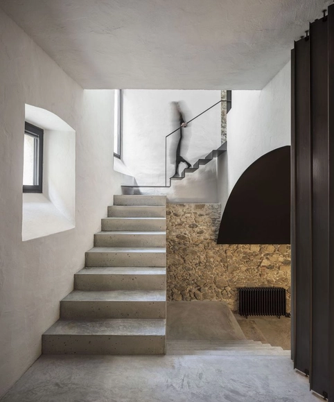 Ampliación de una casa entre medianeras en Cruïlles / majoral·tissino, architects - Fotografía interior, Ampliación, Escaleras