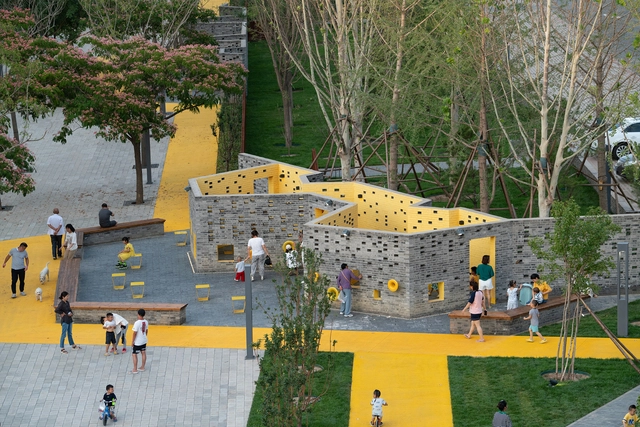 Cultivating Non-Violent Cities: 10 Examples of Friendly Public Spaces - Featured Image