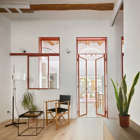 Reforma vivienda Poble Sec / estudio CO-A - Fotografía interior, En Detalle, Cocina, Puerta, Fijación Vigas, Fachada, Arco, Pilares, Sillas, Mesas