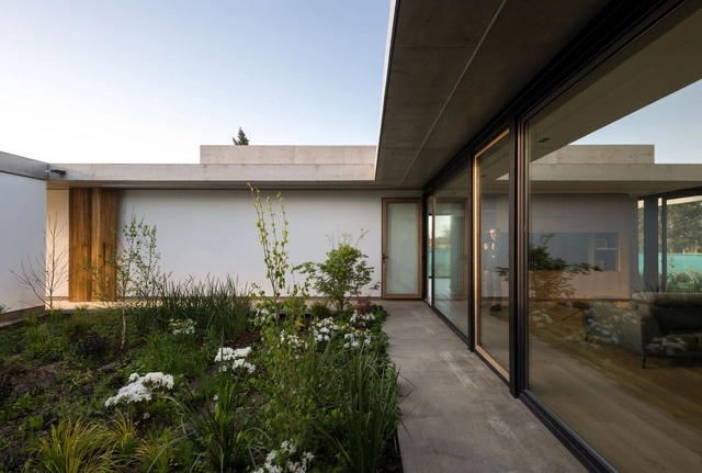 Patio con casa / Lescano-Puente arqs - Fotografía exterior, Casas