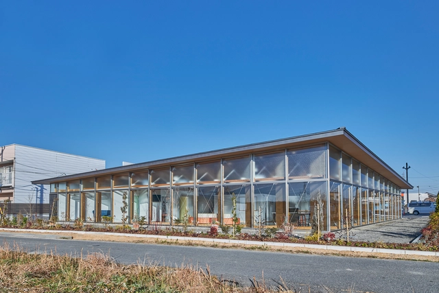 木桁架与半透明天花，Konohana 诊所/ OTA Archistudio + Kubota Construction - 建筑图, 诊所, 表皮, 门