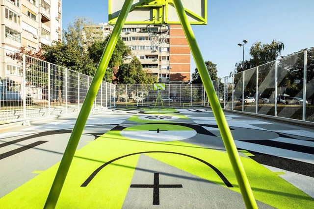 Nike inaugura quadra de basquete feita com tênis reciclados na Sérvia  - Imagem de Destaque