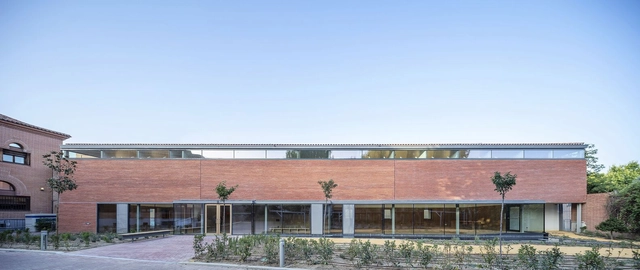 Pabellón de ladrillo en dos tiempos / Estudio Primitivo González | eGa - Fotografía exterior, Tribunales Y Juzgados, Fachada, Cierros, Puerta