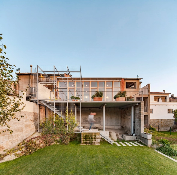 Casa de l’Esquirol / SAU Taller d’Arquitectura - Fotografía exterior, Casas, Jardín, Fachada, Fijación Vigas, Balcón, Barandas, Sillas