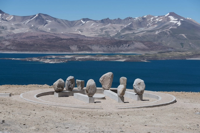 Señalar la presencia en el territorio: El Hito Conmemorativo Comisión Pehuenche en la Región del Maule, Chile - Imagen Principal