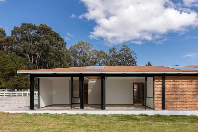 Casa de los vacíos / Baquio Arquitectura - Fotografía exterior, Casas, Puerta, Fachada, Mesas