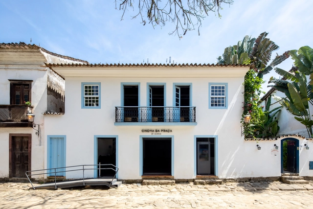 De marco cultural a vazio urbano: o que podemos aprender sobre a história dos cinemas de rua - Imagem de Destaque