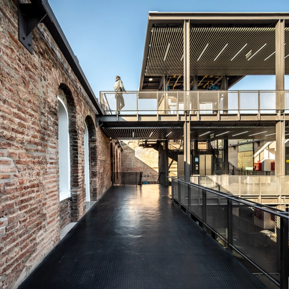 Intervención patrimonial edificio startup República / Martin Schmidt Radic Arquitectos Asociados - Fotografía exterior, Interiores De Cowork, Fijación Vigas