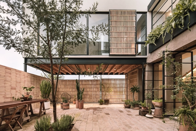 Casa Roble 3.6 / Pothe.arquitectura - Fotografía exterior, Decoración Y Ornamento, Jardín, Fachada, Puerta, Mesas