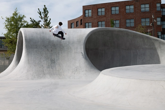 Pista de Skate Nike HomeCourt / F31 - Fotografia de Exterior, Skatepark