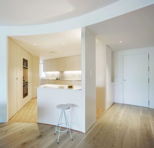 Casa almez / Laura Ortín Arquitectura - Fotografía interior, Decoración Y Ornamento, Cocina, Puerta, Mesas