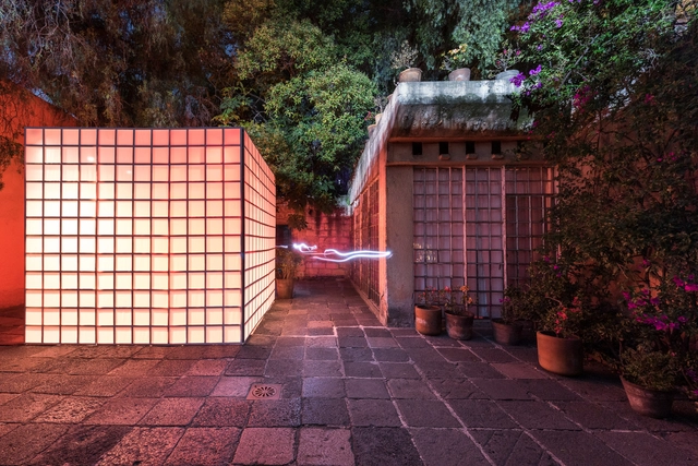 Luz y arquitectura: instalaciones exploran los jardines de la Casa Ortega de Luis Barragán - Imagen Principal