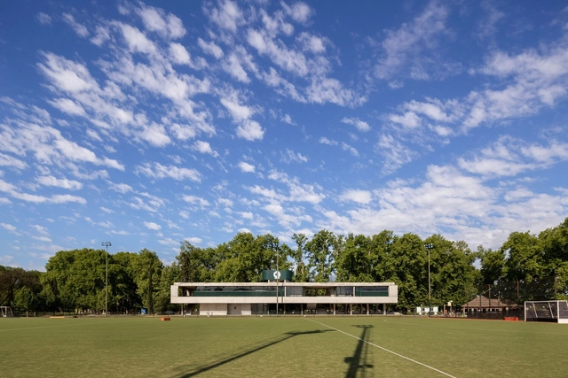 Vestiários no Jockey Club / Estudio Martin Elias Arquitecto - Fotografia de Exterior, Arquitetura Esportiva