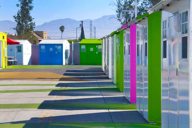 Lehrer Architects projeta complexo de "tiny houses" para moradores de rua em Los Angeles - Imagem de Destaque