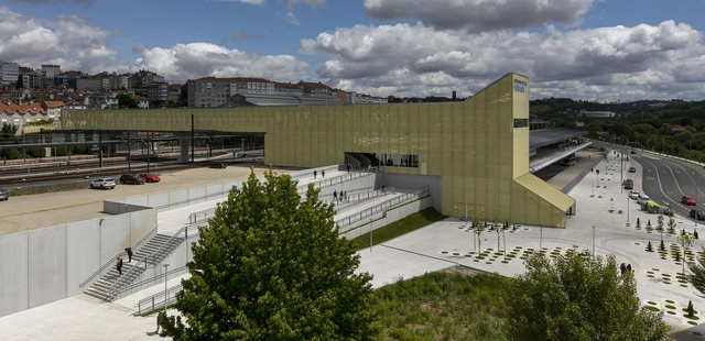 Nueva estación de alta velocidad, pasarela peatonal y plaza de Clara Campoamor / Estudio Herreros - Fotografía exterior, Estación De Trenes, Fachada