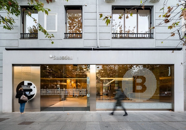 Espacio Banco Sabadell  / mateoarquitectura - Fotografía interior, Banco, Puerta, Fachada