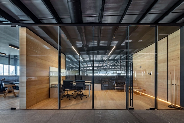 Oficinas entretelas Brinco HQ / Archetonic - Fotografía interior, Edificio De Oficinas, Fachada, Fijación Vigas, Puerta, Mesas, Sillas, Bancas
