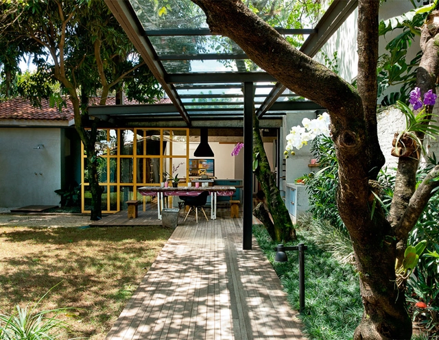 Casa JCLC / kikacamasmie+arq - Fotografia de Exterior, Casas, Jardim, Fachada, Viga, Banco
