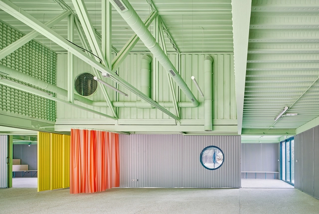 Educan. Escuela para perros, humanos y otras especies / Eeestudio + Lys Villalba - Fotografía interior, Guardería Animal, Fachada