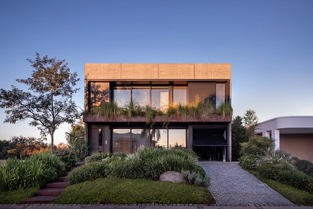 Casas brasileiras: 25 projetos com jardim frontal - Imagem de Destaque