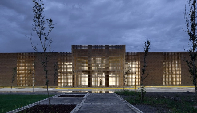 Edificio corporativo Envases Microonda / TorresRomero - Fotografía exterior, Edificio De Oficinas, Jardín, Fachada, Iluminación