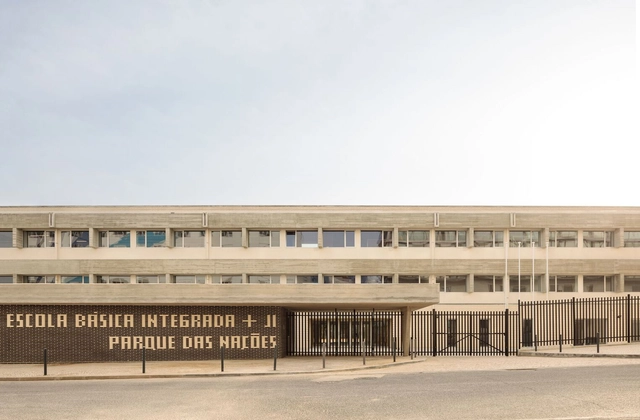 外部严肃冷调内部浓烈色彩，万国公园学校 / Orgânica Arquitectura - 建筑图, 中小学校, 表皮