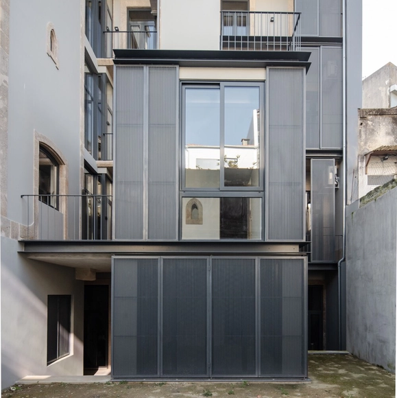 Casas de Mompilher  / Ana Coelho Arquitectura - Fotografia de Exterior, Preservação Histórica, Fachada, Porta, Corrimão, Balcão