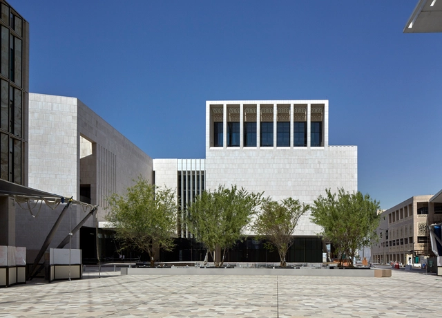 厚重且交错的体量，M7 文化论坛 / John McAslan + Partners - 建筑图, 文化中心, 表皮