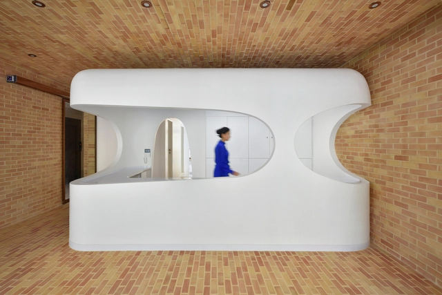 白色盒子与红砖背景，Rouyesh 牙科诊所 / Nokav Studio - 室内图, 更新项目