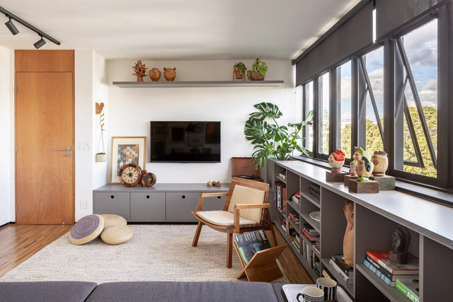 Apartamento TF / Esquadra Arquitetos - Fotografia de Interiores, Decoração , Porta, Viga, Cadeira