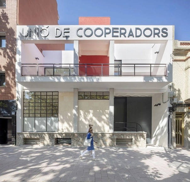 Rehabilitación de la Unión de Cooperadores de Gavà / Meritxell Inaraja - Fotografía exterior, Edificio De Oficinas, Fachada, Puerta