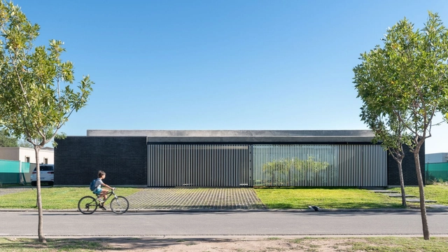 Casa JC / Adolfo Mondejar + Francisco Figueroa Astrain - Fotografía exterior, Casas, Jardín, Cierros, Fachada