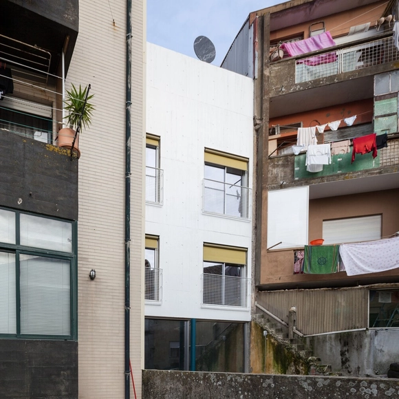 Casa e Atelier / fala - Fotografia de Exterior, Arquitetura De Escritórios, Fachada, Corrimão, Balcão