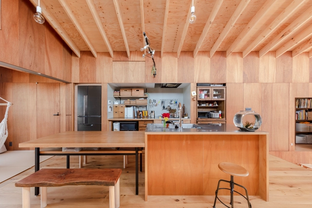 House in Tsukimiyama / Peak Studio - Interior Photography, Houses, Kitchen, Beam, Table, Countertop