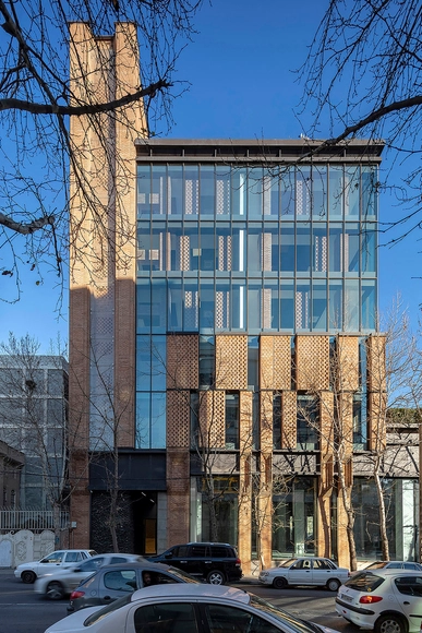 动态的砖块建筑 / Ákaran Architects - 建筑图, 公寓
