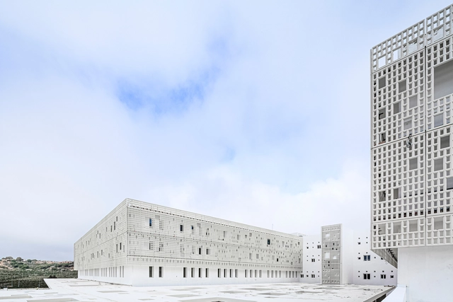 Hospital Universitário em Tangier / Hajji & Elouali + Architecturestudio - Fotografia de Exterior, Hospital, Fachada