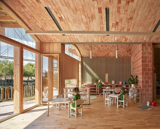 Escuela Imagine Montessori  / Gradolí & Sanz - Fotografía interior, Escuelas, Fijación Vigas, Sillas