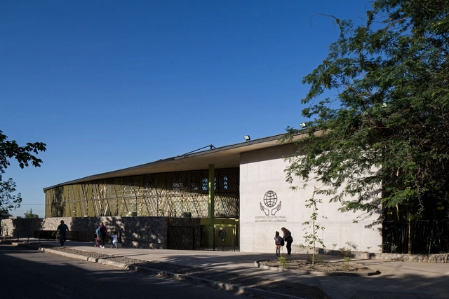 Centro Educacional Eduardo de la Barra de Peñalolén | CEEB / Marsino Arquitectura - Fotografia de Exterior, Renovação, Fachada