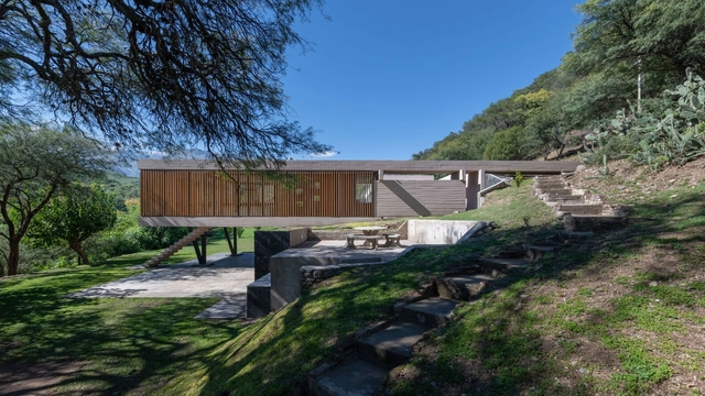 Obra Luyaba / Barrionuevo Villanueva Arquitectos - Fotografía exterior, Casas, Jardín, Escaleras, Barandas, Bosque