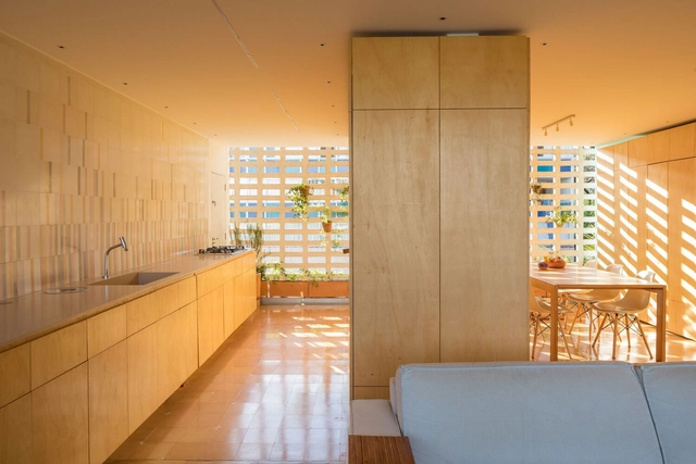 Apartamento SQS-405 / LADRILHARIA arquitetura - Fotografia de Interiores, Em Detalhe, Cozinha, Porta, Cadeira