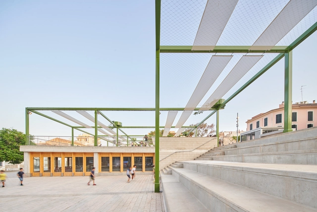 Fonamental Transformación de Plaza Mallorca / Son Estudi - Fotografía exterior, Espacio Público, Fachada, Fijación Vigas, Barandas