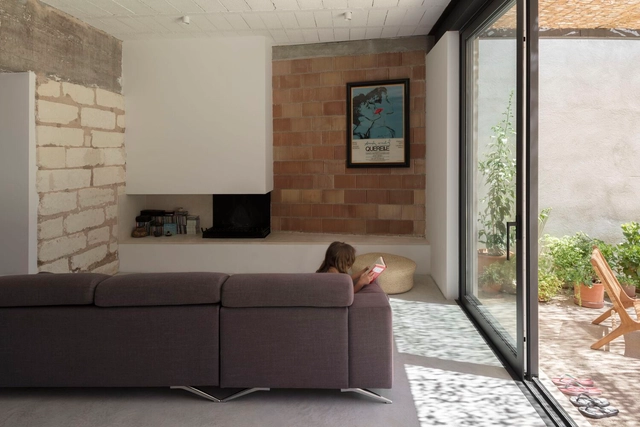 Vivienda entre medianeras / AR3 Arquitectes - Fotografía interior, Sustentabilidad, Puerta, Fijación Vigas, Sillas