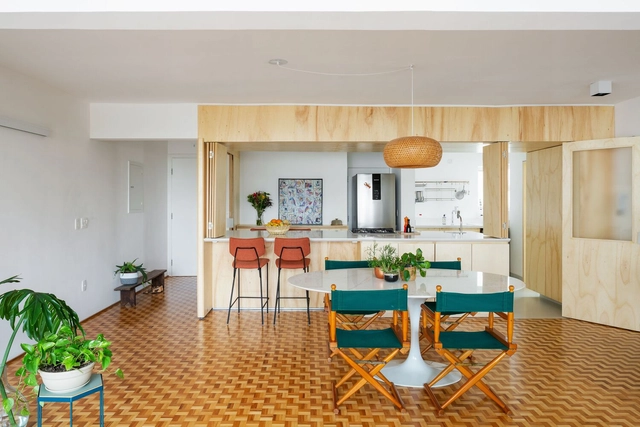 Apartamento Fradique / Silvia Acar Arquitetura - Fotografia de Interiores, Interiores De Apartamentos, Cozinha, Viga, Mesa, Bancada, Cadeira